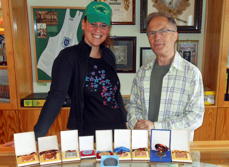 Manja Braunsdorf und Rainer Helm mit einigen Trophäen.